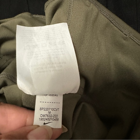 Nike Adri Fit HighWaist Leggings Cutout Detail at Bottom Sz M - Picture 9 of 10